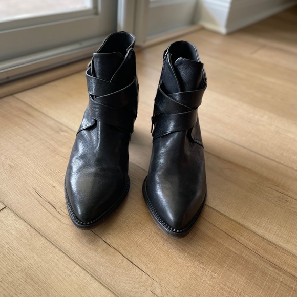 Black Leather Ankle boots - Picture 2 of 4